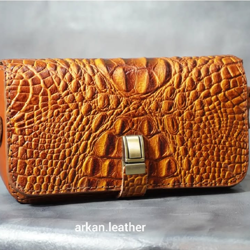 کیف دوشی چرمی آرکان | مدل کروکودیلی عسلی قفل‌دار